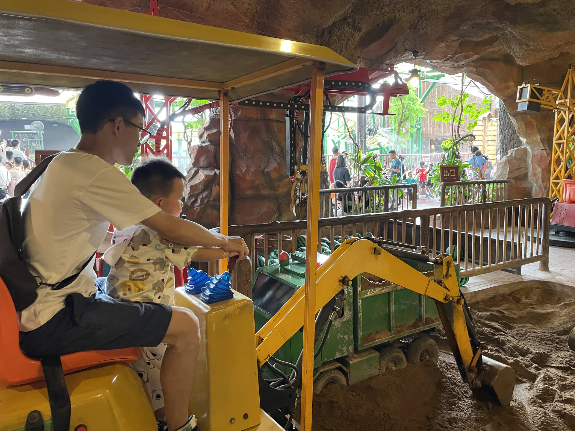 带安仔玩挖土机